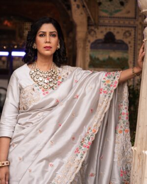 Bhumi Pednekar Instagram - ✨ By royal decree✨, swipe through.
 #TheRoyals, coming soon, only on Netflix 👑

#TheRoyalsOnNetflix @pritishnandycommunications @pritishnandy2018 @rangitapritishnandy @ishitapritishnandy @awara_ladki @picsofpinks @nupurasthana @bhumipednekar @ishaankhatter #SakshiTanwar @thezeenataman @norafatehi @milindrunning @thedinomorea @chunkypanday @vihaansamat @kavyatrehan @justudit @sumukhisuresh @lisamishramusic @luke_kenny_live @yashaswinidayama @adinathkothare @alyykhanofficial