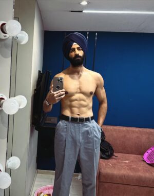 Bhuvan Arora Instagram - And its a WRAP on #chanduchampion 
Another magnificent journey comes to a halt. 
So much sweat, grit and blood gone with a smile on the face because of this wonderful team.
Thank you @kabirkhankk sir for being so kind and graceful and trusting me with this part that challenged me real hard.. something every actor seeks in his job. Thank you @castingchhabra for always vouching for me
Big thank you to my fellow champions @kartikaaryan #vijayraaz @iyashpalsharma @sudeepchatterjee.isc @manikems for making everyday on set joyous and happy..
KARNAIL SINGH Will see you in theatres on 14th JUNE’2024!
#rabrakha 🧿