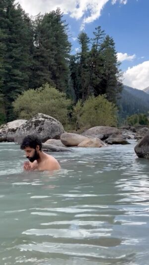 Bhuvan Arora Instagram - Borrowed some inspiration from @kartikaaryan and @tridevpandey And did my first natural ice bath ❄️🏔️
#harharmahadev #kashmirdairies