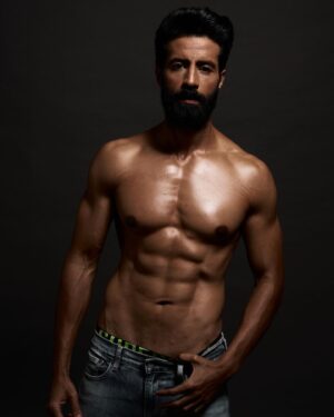 Bhuvan Arora Instagram - Wanna put a highly motivational quote.. 
but all I can come up with is ‘oh balle balle balle balleeeeyy’
.
Went through this 4 month transformation for one of my forthcoming projects.. mentored by @igerryjohn 
Which one?.. well samajhdaar ko ishara kaafi ;)
.
📷- @priyamdhar 
Team- @nishadtipnis @styles__arun @rahul_rocky786 
.
#traininsane #transformation #4monthstransformation #guesswhosback