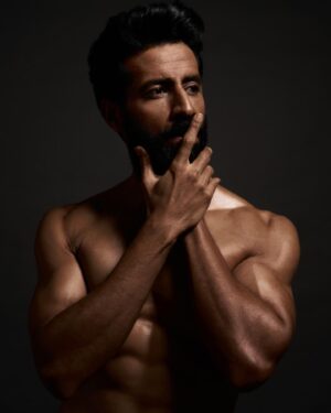 Bhuvan Arora Instagram - Wanna put a highly motivational quote.. 
but all I can come up with is ‘oh balle balle balle balleeeeyy’
.
Went through this 4 month transformation for one of my forthcoming projects.. mentored by @igerryjohn 
Which one?.. well samajhdaar ko ishara kaafi ;)
.
📷- @priyamdhar 
Team- @nishadtipnis @styles__arun @rahul_rocky786 
.
#traininsane #transformation #4monthstransformation #guesswhosback