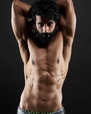 Bhuvan Arora Instagram - Wanna put a highly motivational quote.. 
but all I can come up with is ‘oh balle balle balle balleeeeyy’
.
Went through this 4 month transformation for one of my forthcoming projects.. mentored by @igerryjohn 
Which one?.. well samajhdaar ko ishara kaafi ;)
.
📷- @priyamdhar 
Team- @nishadtipnis @styles__arun @rahul_rocky786 
.
#traininsane #transformation #4monthstransformation #guesswhosback