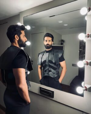 Bhuvan Arora Instagram - ♟️♠️
Outfit - @_chandrakant_sonawane_ 
.
.
#aboutlastnight #filmfareottawards