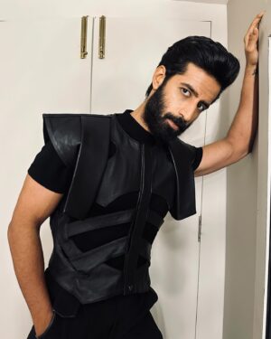 Bhuvan Arora Instagram - ♟️♠️
Outfit - @_chandrakant_sonawane_ 
.
.
#aboutlastnight #filmfareottawards