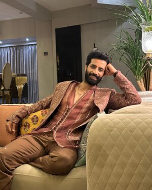 Bhuvan Arora Instagram - Lights.. joy.. love..
A happy Diwali indeed
#famawayfromfam
.
Wearing - @mahakbukharicouture