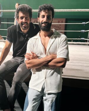 Bhuvan Arora Instagram - And its a WRAP on #chanduchampion 
Another magnificent journey comes to a halt. 
So much sweat, grit and blood gone with a smile on the face because of this wonderful team.
Thank you @kabirkhankk sir for being so kind and graceful and trusting me with this part that challenged me real hard.. something every actor seeks in his job. Thank you @castingchhabra for always vouching for me
Big thank you to my fellow champions @kartikaaryan #vijayraaz @iyashpalsharma @sudeepchatterjee.isc @manikems for making everyday on set joyous and happy..
KARNAIL SINGH Will see you in theatres on 14th JUNE’2024!
#rabrakha 🧿