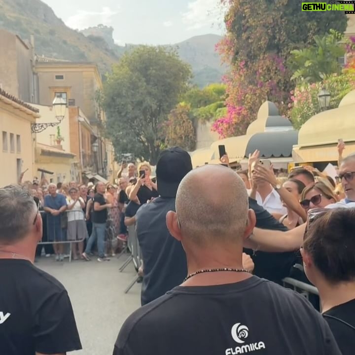 Biagio Antonacci - 31.7K Likes - Chi sa vedere le cose belle è perché ha la bellezza dentro di sé. (Gustave Klimt)
Grazie, Sicilia ❤️ Per aver vissuto queste 3 notti, da dove siete venuti!?
#biagioantonacci #live2024 #taormina