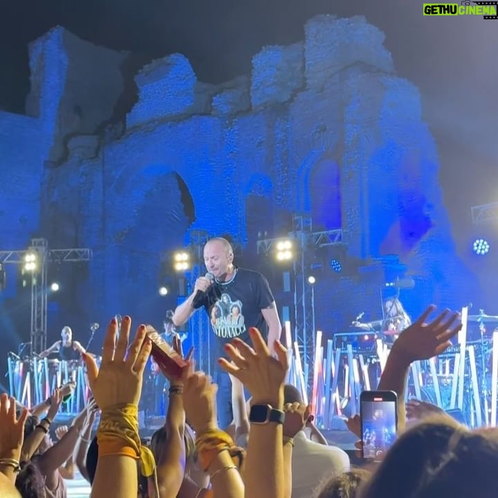 Biagio Antonacci - 31.7K Likes - Chi sa vedere le cose belle è perché ha la bellezza dentro di sé. (Gustave Klimt)
Grazie, Sicilia ❤️ Per aver vissuto queste 3 notti, da dove siete venuti!?
#biagioantonacci #live2024 #taormina