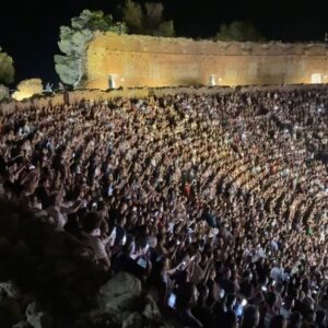 Biagio Antonacci Instagram - Chi sa vedere le cose belle è perché ha la bellezza dentro di sé. (Gustave Klimt)

Grazie, Sicilia ❤️ Per aver vissuto queste 3 notti, da dove siete venuti!?

#biagioantonacci #live2024 #taormina