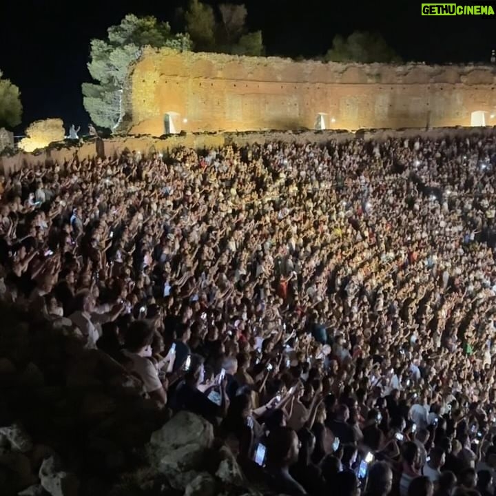 Biagio Antonacci - 31.7K Likes - Chi sa vedere le cose belle è perché ha la bellezza dentro di sé. (Gustave Klimt)
Grazie, Sicilia ❤️ Per aver vissuto queste 3 notti, da dove siete venuti!?
#biagioantonacci #live2024 #taormina
