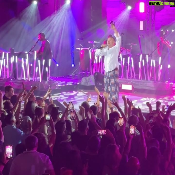 Biagio Antonacci - 31.7K Likes - Chi sa vedere le cose belle è perché ha la bellezza dentro di sé. (Gustave Klimt)
Grazie, Sicilia ❤️ Per aver vissuto queste 3 notti, da dove siete venuti!?
#biagioantonacci #live2024 #taormina