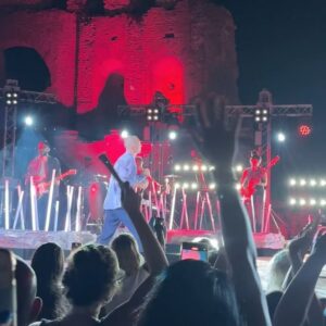 Biagio Antonacci Instagram - Chi sa vedere le cose belle è perché ha la bellezza dentro di sé. (Gustave Klimt)

Grazie, Sicilia ❤️ Per aver vissuto queste 3 notti, da dove siete venuti!?

#biagioantonacci #live2024 #taormina