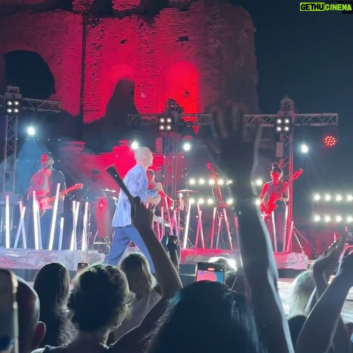 Biagio Antonacci - 31.7K Likes - Chi sa vedere le cose belle è perché ha la bellezza dentro di sé. (Gustave Klimt)
Grazie, Sicilia ❤️ Per aver vissuto queste 3 notti, da dove siete venuti!?
#biagioantonacci #live2024 #taormina