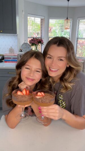 Bianca Castanho Instagram - “Mousse do tio Di”- Mousse de doce de leite com chocolate! Receita mais fácil do mundo e muito gostosa tb!!!! 😋😍🍫🍓

• 400 g de doce de leite
• 2 caixinhas de creme de leite (400 g)
• 8 colheres de chocolate em pó

Misture bem todos os ingredientes e leve para o freezer. Tire uns minutos antes de servir e finalize com raspas de chocolate e morango. Bom apetite!!! 🥰