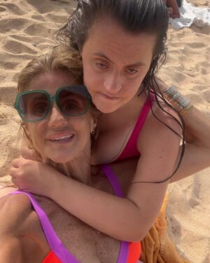 Bibá Pitta Instagram - Só para vos mandar muitos muitos beijinhos😍e dizer que as “sereias”😜andam a banhos pelos mares algarvios…. quem mais ??? 😍

#ferias #algarveportugal #ancão #mãeefilha #diferentesperoiguales #💕