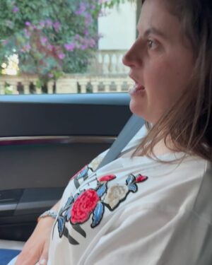 Bibá Pitta Instagram - Olhem a nossa special girl 🩷… tão querida…como ela canta cheia de sentimento 🥰! 
Embora ela não cante na perfeição ( eu tb não … mesmo !!!) , é importante lembrarmos que devemos respeitar cada pessoa como ela é. 
Não devemos fazer troça nem gozar das diferenças dos outros. Cada um de nós é unico e bonito , não é verdade minha gente querida ? 
Tudo o que as  Madalenas(os) consegue m por mais ridículo e pequenino que seja para os outros é sempre uma grande vitória !!!
 
Beijinhos bom fim de semana 🩷

#filhaquerida #amorquenaosemede #respeitoaoproximo #diferentesperoiguales #specialgirl #mylove #mygirl #semprejuntas #🩷