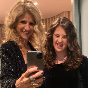 Bibá Pitta Instagram - Oh para nós todas lindonas😍
Vamos special girl💕juntas lançamos foguetes, fazemos a festa e apanhamos as canas..🎆
Vamos….💃

#semprejuntas #filhalinda#amorquenaosemede #💕