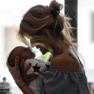 Bibá Pitta Instagram - Quando o amor chega de rompante pela segunda vez….quando este amor é a continuação do primeiro, o mais verdadeiro e intenso amor que é o de uma filha 🥰… fui abençoada  por ele há 8 anos … este é o meu neto Duartinho 💙
Querido neto este olhar é de um amor para toda a vida … ❤️

#avó#neto #amorquenãosemede #amor❤