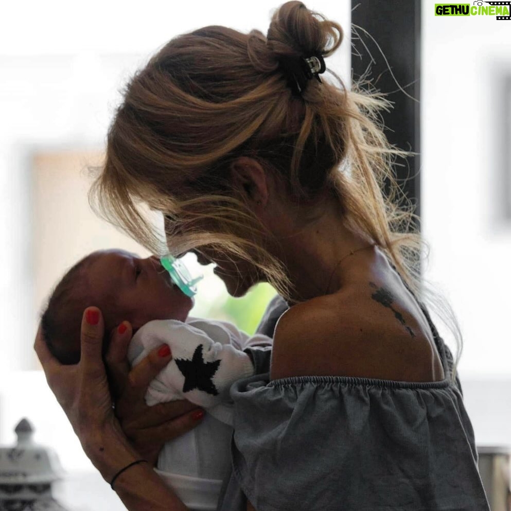 Bibá Pitta - 6.8K Likes - Quando o amor chega de rompante pela segunda vez….quando este amor é a continuação do primeiro, o mais verdadeiro e intenso amor que é o de uma filha 🥰… fui abençoada por ele há 8 anos … este é o meu neto Duartinho 💙
Querido neto este olhar é de um amor para toda a vida … ❤️
#avó#neto #amorquenãosemede #amor❤