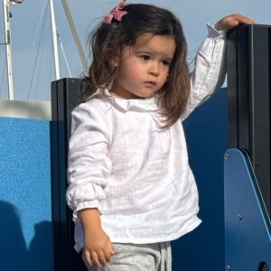 Bibá Pitta Instagram - A minha Pizinha a pensar na vida …..é meu amor nem sempre é fácil … andar ao colo .. levar muitos beijinhos … passear todo dia ….ser muito amada por todos … vida difícil 😂😂😂😂🥰tão querida que está esta fotografia 
Tão parecida contigo @mariavpitta ❤️

Beijinhos🥰