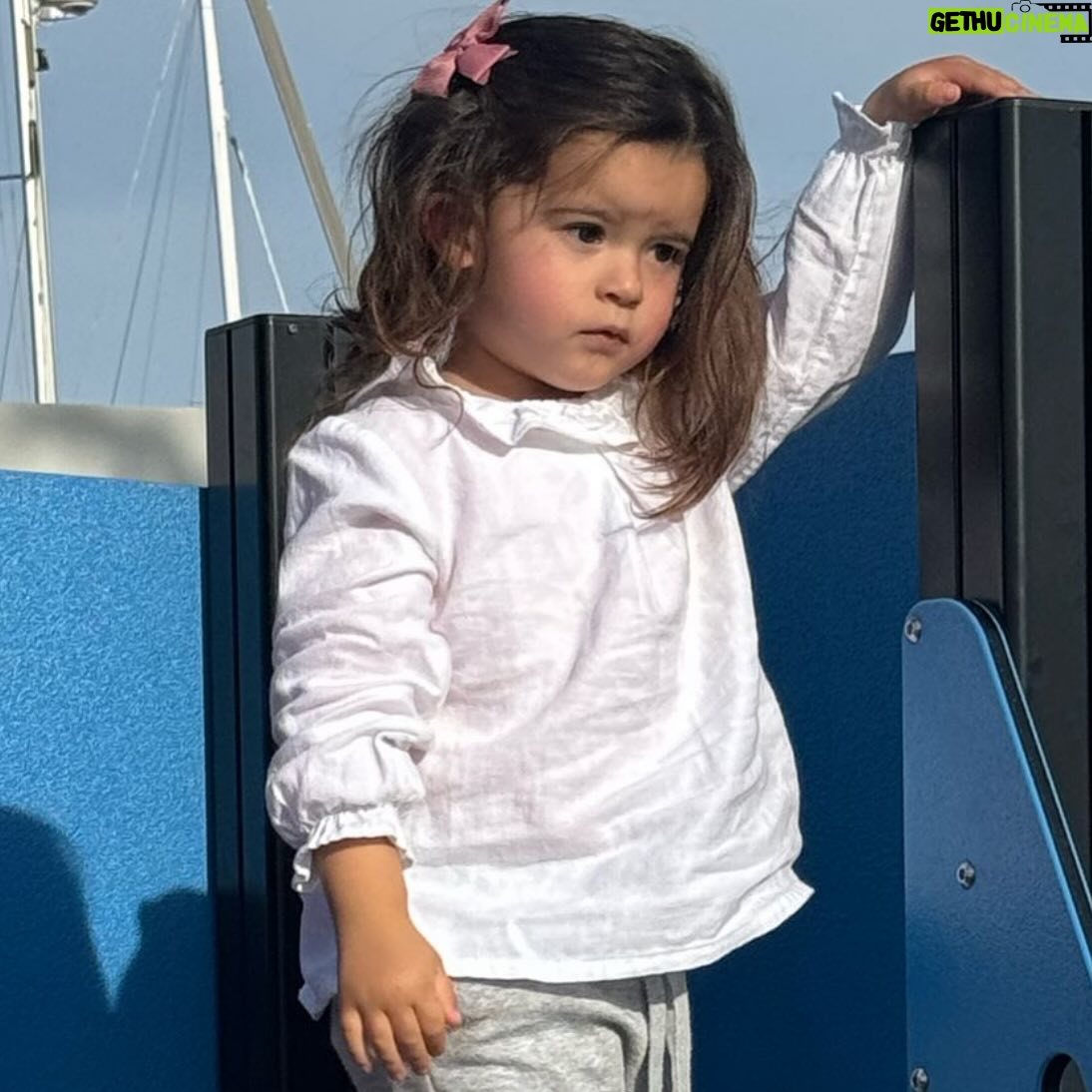Bibá Pitta - 5.1K Likes - A minha Pizinha a pensar na vida …..é meu amor nem sempre é fácil … andar ao colo .. levar muitos beijinhos … passear todo dia ….ser muito amada por todos … vida difícil 😂😂😂😂🥰tão querida que está esta fotografia
Tão parecida contigo @mariavpitta ❤️
Beijinhos🥰