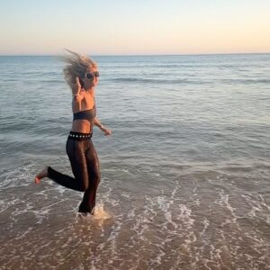 Bibá Pitta Instagram - Aí vou eu a caminho dos 59 💪!! Quase a chegar…faltam 5 dias … !! 
Eu adoro festejar e celebrar a vida portanto minha gente querida vamos  juntas até dia 11 🥰( com pino e roda) como prometido e habitual todos os anos 🥂!!! 
Vamos a isso 😍!!!! 

#59 #celebraravida#viveravida #lovemylife❤️