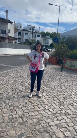 Bibá Pitta Instagram - Desde que começaram as marchas é assim de manhã á noite…alegria muita alegria 😂🥰
A nossa special girl só quer cantar e marchar 🥰!! 
Amanhã lá estaremos em #alcabideche!!! Venham daí minha gente querida 🩷!!!
A marcha da CÉRCICA é linda!!!🌼

#specialgirl #dançarina #santospopulares #cascais #alcabideche #alegria#🌼