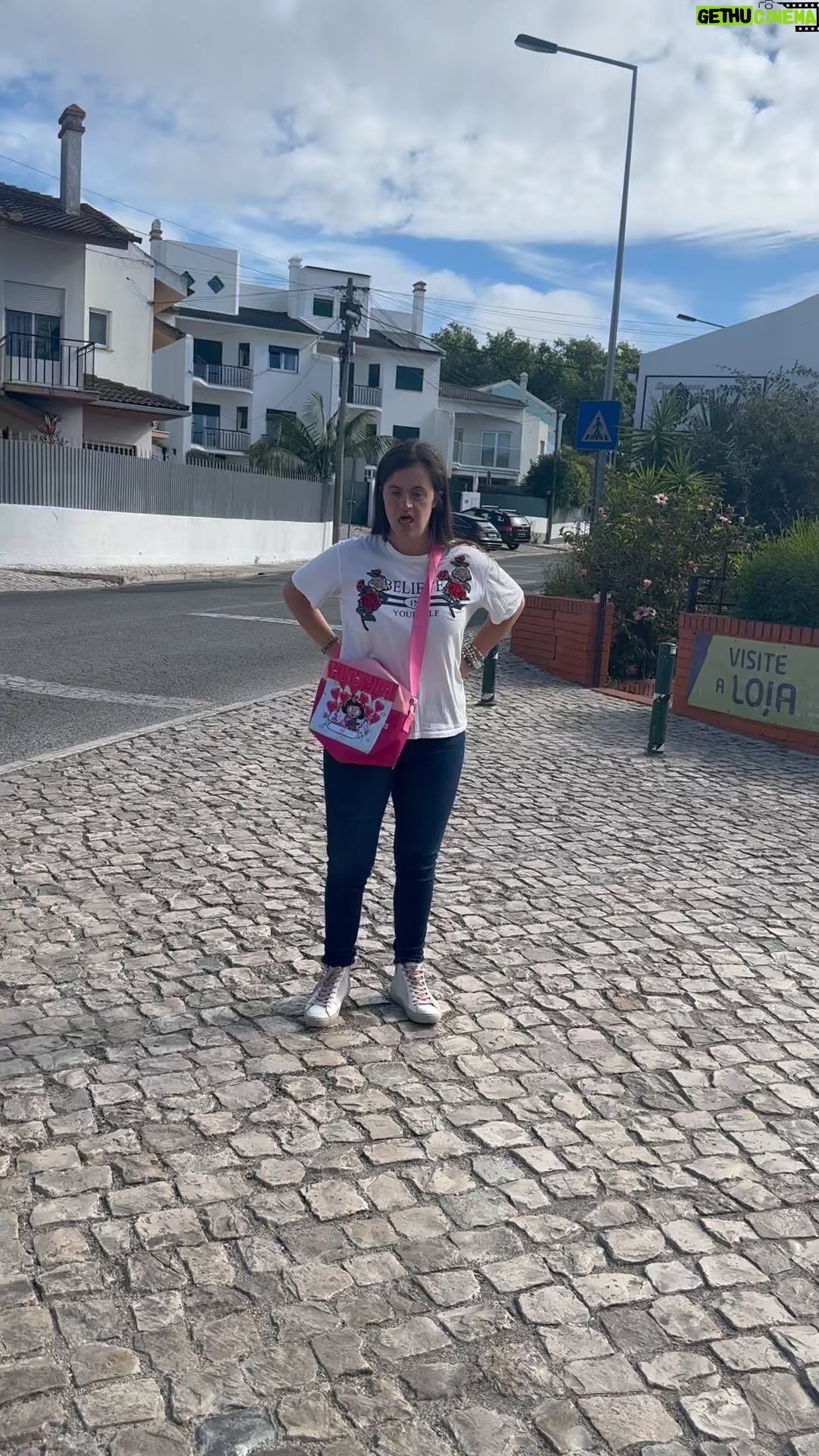 Bibá Pitta - 10.5K Likes - Desde que começaram as marchas é assim de manhã á noite…alegria muita alegria 😂🥰
A nossa special girl só quer cantar e marchar 🥰!!
Amanhã lá estaremos em #alcabideche!!! Venham daí minha gente querida 🩷!!!
A marcha da CÉRCICA é linda!!!🌼
#specialgirl #dançarina #santospopulares #cascais #alcabideche #alegria#🌼