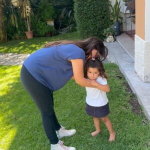 Bibá Pitta Instagram - O melhor abraço do dia .. o da tia Madalena 😍…o jeitinho e o cuidado que a tia  tem sempre com sua sobrinha é lindo de se ver….uma ternura 🥰
Tinha que partilhar!!!♥️

Muitos beijinhos tenham um ótimo dia ☀️!!!

#specialgirl #tiaesobrinha #diferentesperoiguales #muitoamorenvolvido❤️ #trulove #mygirls💕