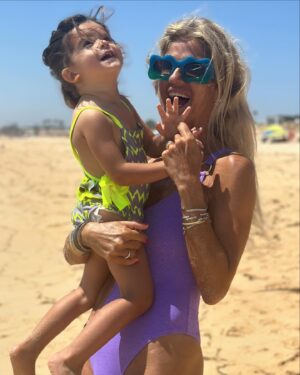 Bibá Pitta Instagram - Não resisto a tanta fofura🩷..Pizinha mais querida da sua avó 💕
Quem está por aqui de férias com os netinhas(os)? Vamos lá saber avózinhas queridas😍…somos todas umas babadonas essa é que é essa!!
Divirtam-se e aproveitem ao máximo este amor sem fim ..😍
Beijinhos 🥰

#avóeneta #muitoamor❤️ #amorquenãosemede #elaeeu #semprejuntas #💕
