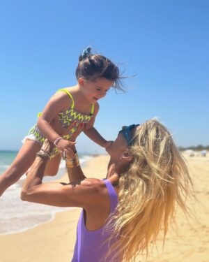 Bibá Pitta Instagram - Não resisto a tanta fofura🩷..Pizinha mais querida da sua avó 💕
Quem está por aqui de férias com os netinhas(os)? Vamos lá saber avózinhas queridas😍…somos todas umas babadonas essa é que é essa!!
Divirtam-se e aproveitem ao máximo este amor sem fim ..😍
Beijinhos 🥰

#avóeneta #muitoamor❤️ #amorquenãosemede #elaeeu #semprejuntas #💕