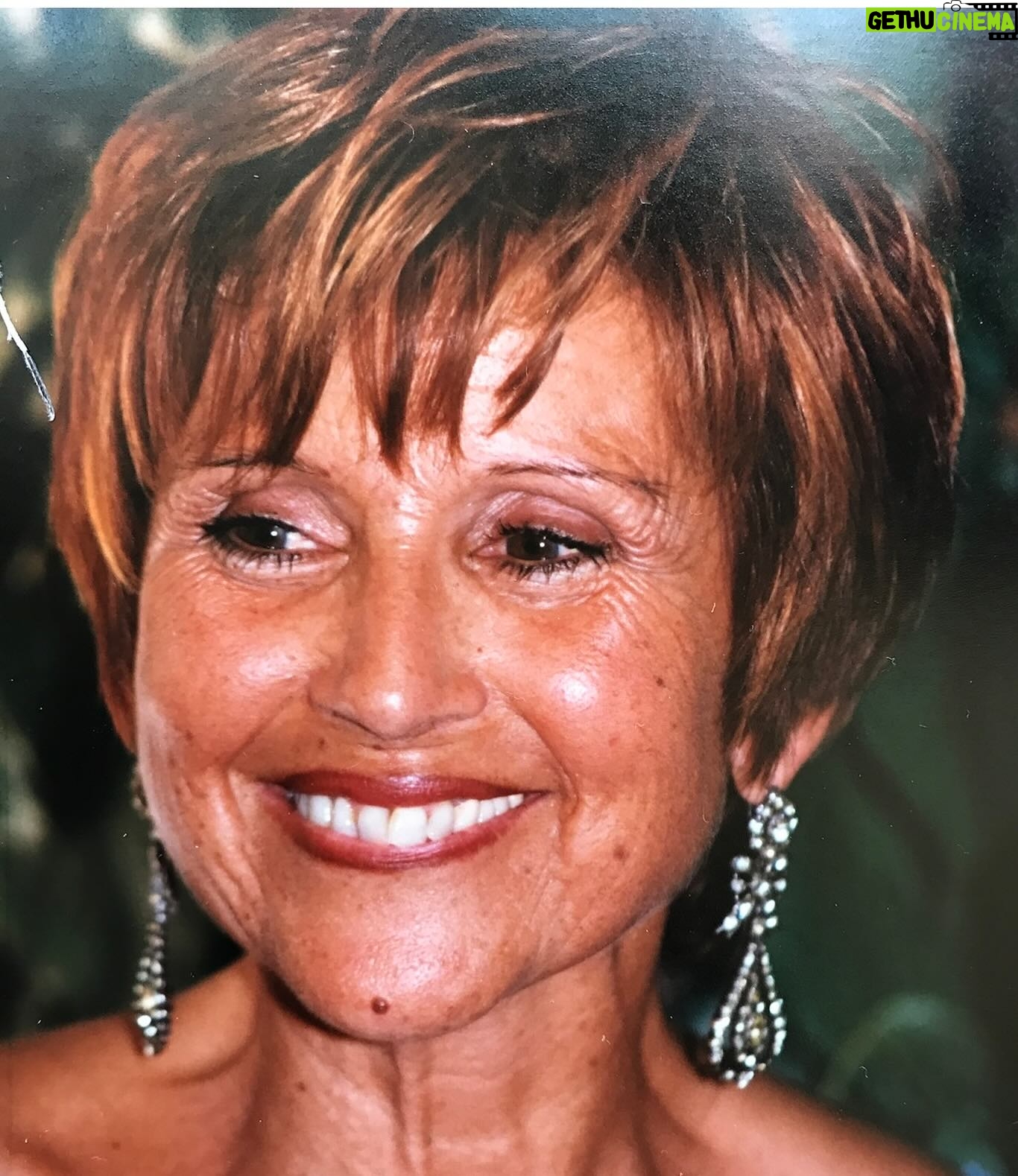 Bibá Pitta - 5.9K Likes - A Mulher que eu quero homenagear hoje é…
A Mulher que me deu vida , a que me amou sempre incondicionalmente , a que educou e que me deu ferramentas para me tornar na Mulher que eu sou ! …. A minha MÃE ❤️
Mais do que acreditar que estás no céu a olhar por mim, eu sou a tua continuação … eu sou tudo o que me ensinaste … eu sou parte de ti…. 💕
A maior ferramenta que me deste :
Ensinaste me a ser livre .. a ser feliz … ensinaste a correr atrás dos meus sonhos , ensinaste me a ter valores e convicções inabaláveis … ensinaste me a poder ser eu sem ter medo dos que os outros possam dizer ou pensar !!
Estejas onde estiveres hoje tb é o teu dia !!
Feliz dia para todas Nós 🩷
#diadamulher