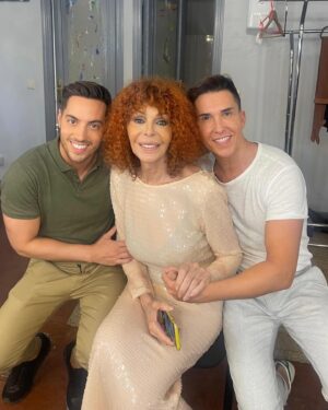Bibiana Fernández Instagram - Ayer vinieron varios amigos @borisizaguirre repitió vino con @rubennog después #beatrizalvarez y paco y mío @omarsu y @jorgevr_ gracias familia ❤️