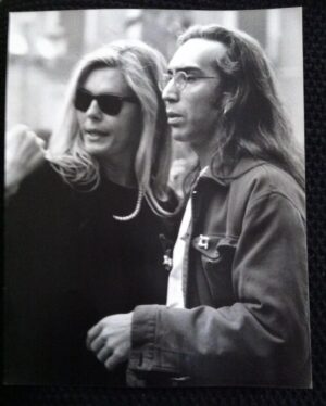 Bibiana Fernández Instagram - Hoy encontré sin buscar unas fotos que l único especia, lo que las relaciona había de antes, y tiempos pasados trepidantes pero los amigos eran los cimientos sobre los que reposalba una vida, aúnelo amor era el nexo de unión, no son muchas pero que lija algunos se fueron de esta dimensión siendo presente x, carino sin impostura los que ya no están aquí sigue igual de presentes en nuestras vidas, es el mejor regalo que puede hacernos la vida, la íntima es que comentó Anguel si el vestido de la boda ere de @emiliopucci  y creo que lo confunde con este felis noche, mañana visito @tardeartv empiezo el curso 🤷‍♀️