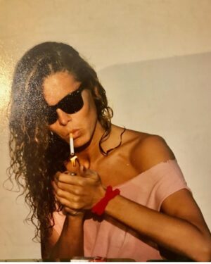 Bibiana Fernández Instagram - Hoy encontré sin buscar unas fotos que l único especia, lo que las relaciona había de antes, y tiempos pasados trepidantes pero los amigos eran los cimientos sobre los que reposalba una vida, aúnelo amor era el nexo de unión, no son muchas pero que lija algunos se fueron de esta dimensión siendo presente x, carino sin impostura los que ya no están aquí sigue igual de presentes en nuestras vidas, es el mejor regalo que puede hacernos la vida, la íntima es que comentó Anguel si el vestido de la boda ere de @emiliopucci  y creo que lo confunde con este felis noche, mañana visito @tardeartv empiezo el curso 🤷‍♀️