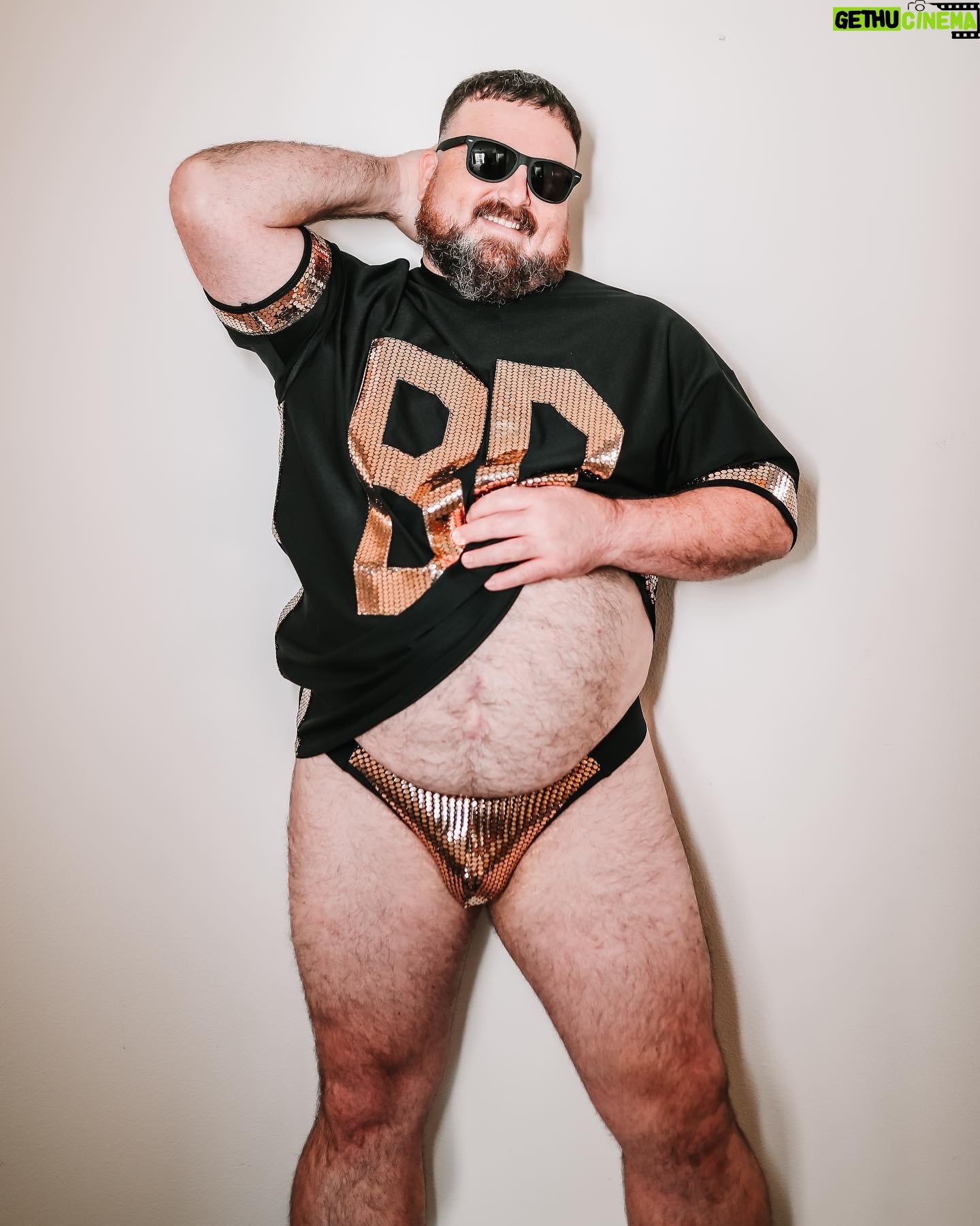 Big Dipper - 1.8K Likes - Give me that good good gold, Dip
@bigdipperjelly photographed by me
fit by @shokrala
#beefy #musclebear #bigdipperjelly #beefcake