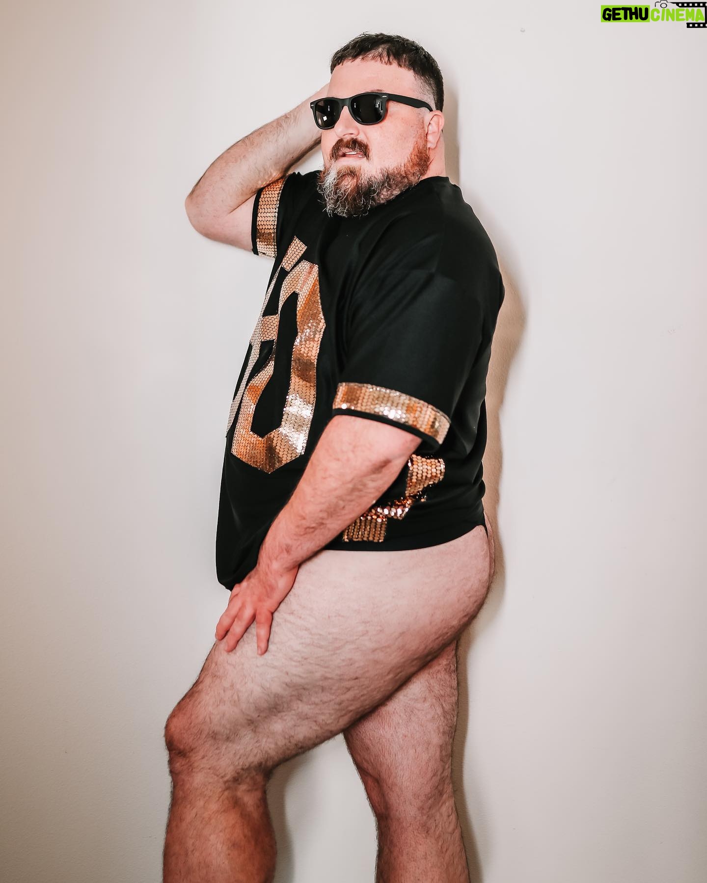 Big Dipper - 1.8K Likes - Give me that good good gold, Dip
@bigdipperjelly photographed by me
fit by @shokrala
#beefy #musclebear #bigdipperjelly #beefcake