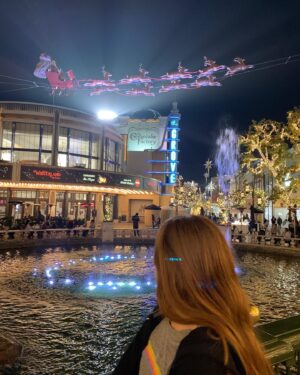 Bijan Ali Instagram - Fun Trip to @thegrovela …
Santa 🎅🏻 was behind me and I didn’t know it!!
.
.
.
#santaiknowhim 
#thegrove 
#thegrovela 
#santaclaus 
#iambijanali 
#alwaysonthenaughtylist 
#thegoodlist