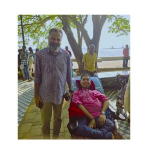 Bijibal Instagram - ‘ഹൃദയം തൊട്ടത്’ ഷൗക്കത് സാറിന്റെ പുസ്തകത്തിന്റെ പേരാണ്.

ഈ ചിത്രങ്ങൾക്ക് ഇതിനുമപ്പുറമൊരു തല കെട്ട് ആവശ്യമില്ല എന്ന് തോനുന്നു.

കഴിഞ്ഞ ദിവസം ‘കൂടുവിട്ട് കൂട്ടിനൊപ്പം’ എന്ന പരുപാടിയിലെത്തിയ മൈൻഡ് വോളണ്ടിയർ വിങ്ങായ കൂട്ടിലെ കൂട്ടുകാരോട് പ്രോഗ്രാമിന്റെ അവസാനം, ഞാൻ പറഞ്ഞതും മറ്റൊന്നും തന്നെ അല്ല.

‘കംപാഷൻ, എന്നത് വളർത്തി എടുക്കാവുന്ന ഒന്നാണ്, എന്നാൽ എമ്പതി ജനനം തൊട്ട് നമ്മളിൽ ഉണ്ടാകേണ്ട ഒന്നാണ്,
നീ എന്നത് ഞാൻ കൂടി ആണ് എന്ന ചിന്തയെ ആണ് ഞാൻ എമ്പതി എന്ന് വിളിയ്ക്കുന്നത്’.

ഹൃദയത്തിൽ നിന്നാണ് അതുണ്ടാകുന്നത്.
ഹൃദയമുണ്ട് എനിയ്ക്ക് എന്നനുഭവിച്ചാൽ മാത്രമേ ഹൃദയത്തെ തൊടാൻ കഴിയൂ.
എനിയ്ക്ക്, എന്നെ തൊടാൻ സാധിച്ചേക്കും.
എന്നാൽ മറ്റൊരുവനെ സ്പർശിയ്ക്കാൻ, അവനിലെ നെഞ്ചിൻ കൂടിനകത്തെ മിടിപ്പിനെ അറിയാൻ, അനുഭവിയ്ക്കാൻ ഒക്കെ അതിനെ തൊട്ടാൽ മാത്രമേ  പറ്റുകയുള്ളൂ.

“കുട്ടികളെ” നിങ്ങളതിൽ വിജയിച്ചവരാണ്.
നിങ്ങൾ ‘ഹൃദയം തൊട്ടവരാണ്’

ആദ്യമായിട്ടാണ് മൈൻഡിന്റെ കൊല്ലത്തിനു പുറത്തൊരു മീറ്റ് അപ്പിന് പങ്കെടുക്കുന്നത്.
150 പുറത്താളുകൾ പങ്കെടുത്ത ഒരു കുഞ്ഞു പരുപാടി.
പതിവ് പോലെ പാട്ടും, വർത്തമാനവുമൊക്കെ ആയി ഒരു ദിവസം.

ഇരട്ടി, മധുരവുമായി @bijibal സാറുമെത്തി.
 
‘അമ്മ പറയാറുള്ളതുപോലെ ഇങ്ങനെ മധുരം വിളമ്പിയാൽ അധികം വൈകാതെ പഞ്ചസാരയുടെ അസുഖം വന്നേക്കാം.
എന്നാലും, സാരമില്ല ഇത് സ്നേഹത്തിന്റെ പ്രമേഹമല്ലേ.
‘ഹൃദയം തൊട്ടതല്ലേ’...
സാരമില്ല... അതെനിയ്ക്ക് വേണം...
ഒരിയ്ക്കലും അവസാനിയ്ക്കാതെ എനിയ്ക്ക് വേണം...