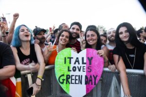 Billie Joe Armstrong Instagram - Words can’t express my gratitude for you Milano.. like we say in the east bay. I hella love ❤️ Italy 🇮🇹. All photos by @paranoidtrooper