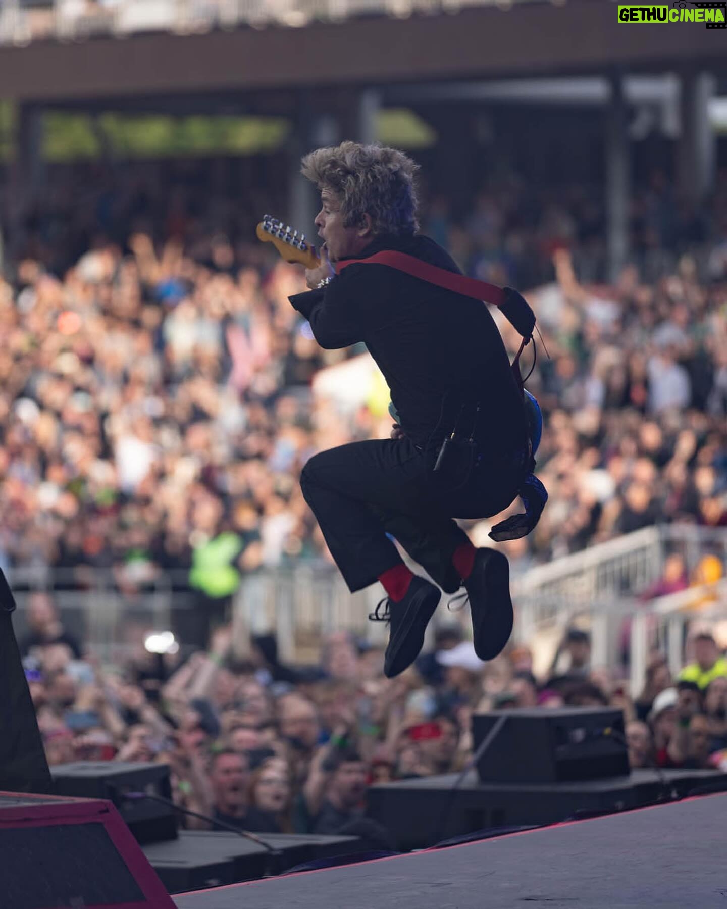 Billie Joe Armstrong - 96.5K Likes - Manchester!! What an incredible show.. England feels like home! 🏴🏴🏴🏴🏴🏴 🏴