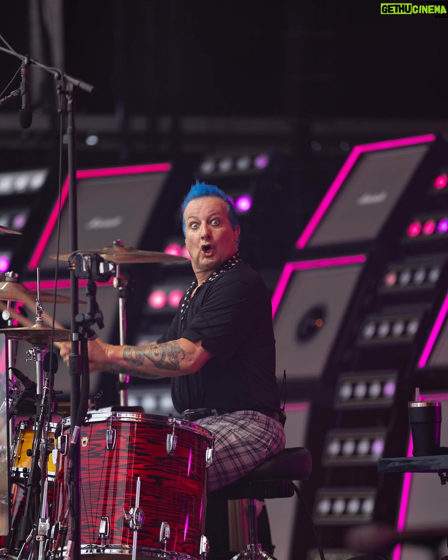 Billie Joe Armstrong - 96.5K Likes - Manchester!! What an incredible show.. England feels like home! 🏴🏴🏴🏴🏴🏴 🏴