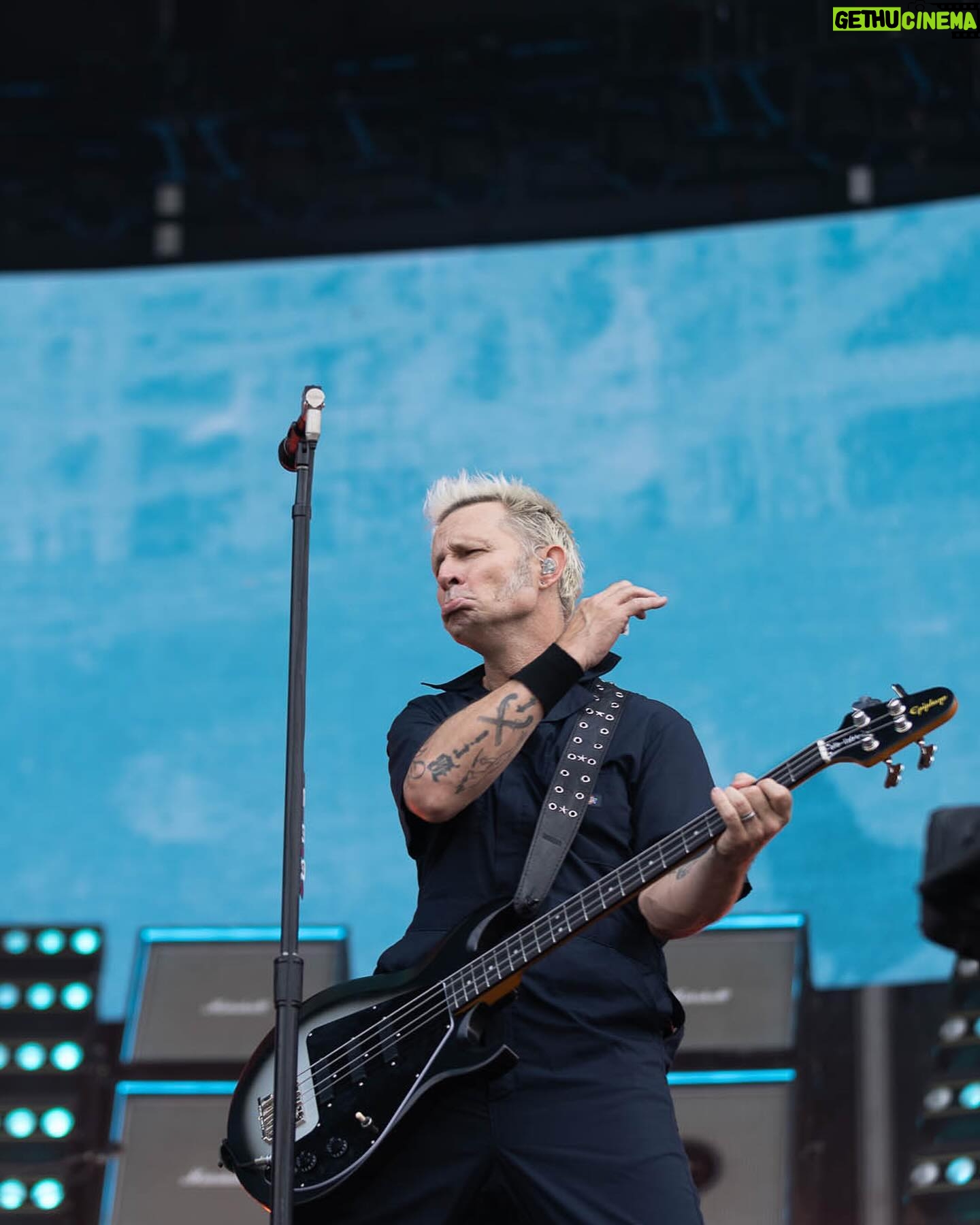 Billie Joe Armstrong - 96.5K Likes - Manchester!! What an incredible show.. England feels like home! 🏴🏴🏴🏴🏴🏴 🏴
