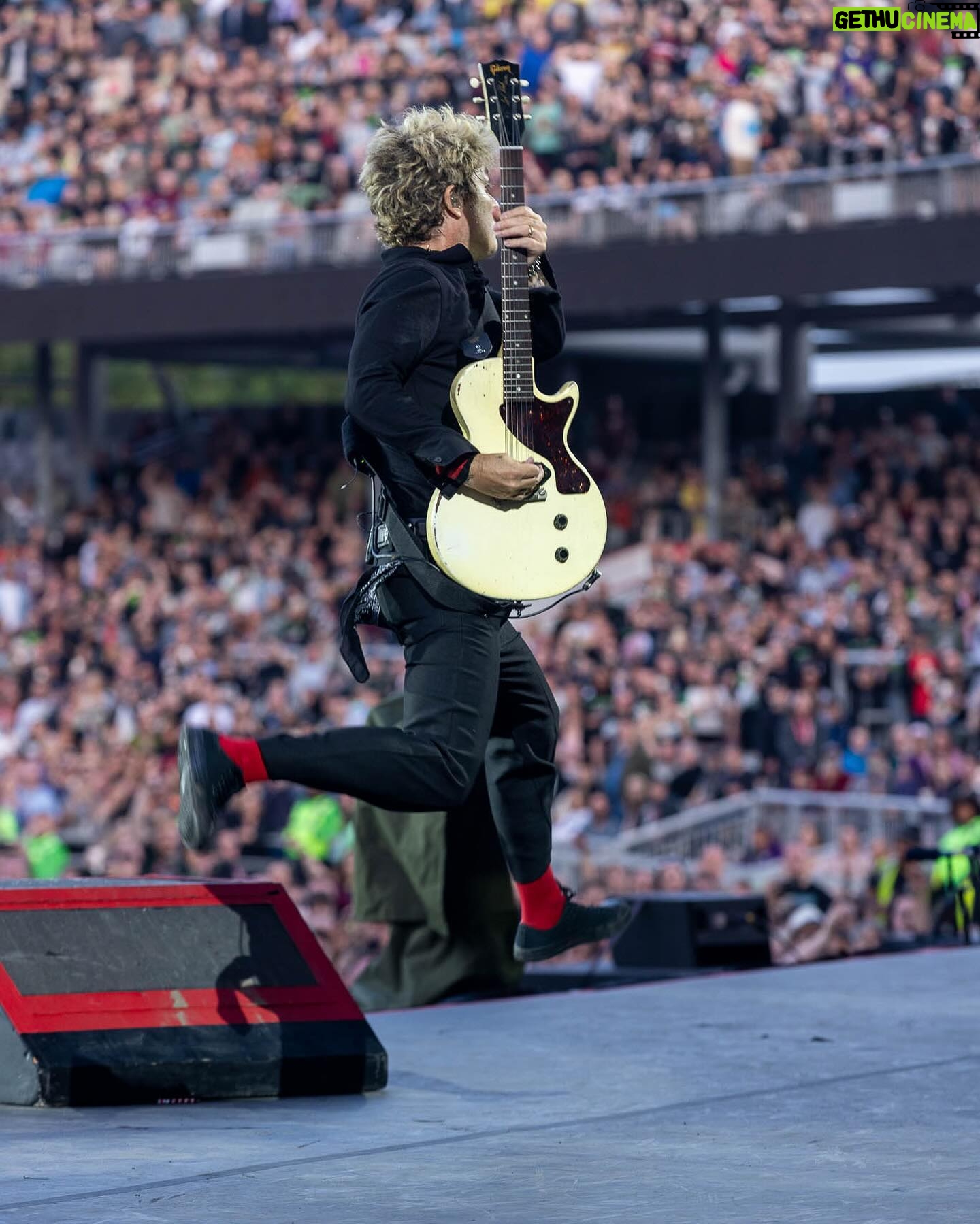 Billie Joe Armstrong - 96.5K Likes - Manchester!! What an incredible show.. England feels like home! 🏴🏴🏴🏴🏴🏴 🏴