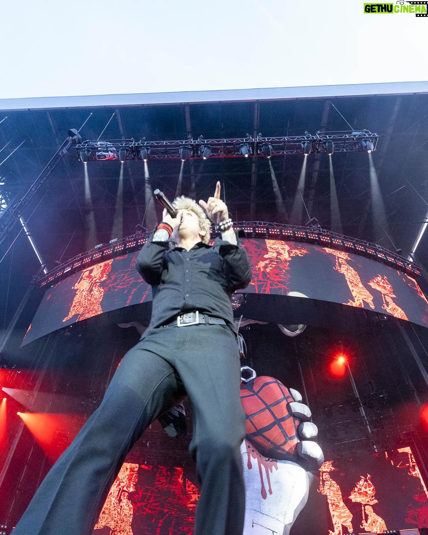 Billie Joe Armstrong - 96.5K Likes - Manchester!! What an incredible show.. England feels like home! 🏴🏴🏴🏴🏴🏴 🏴