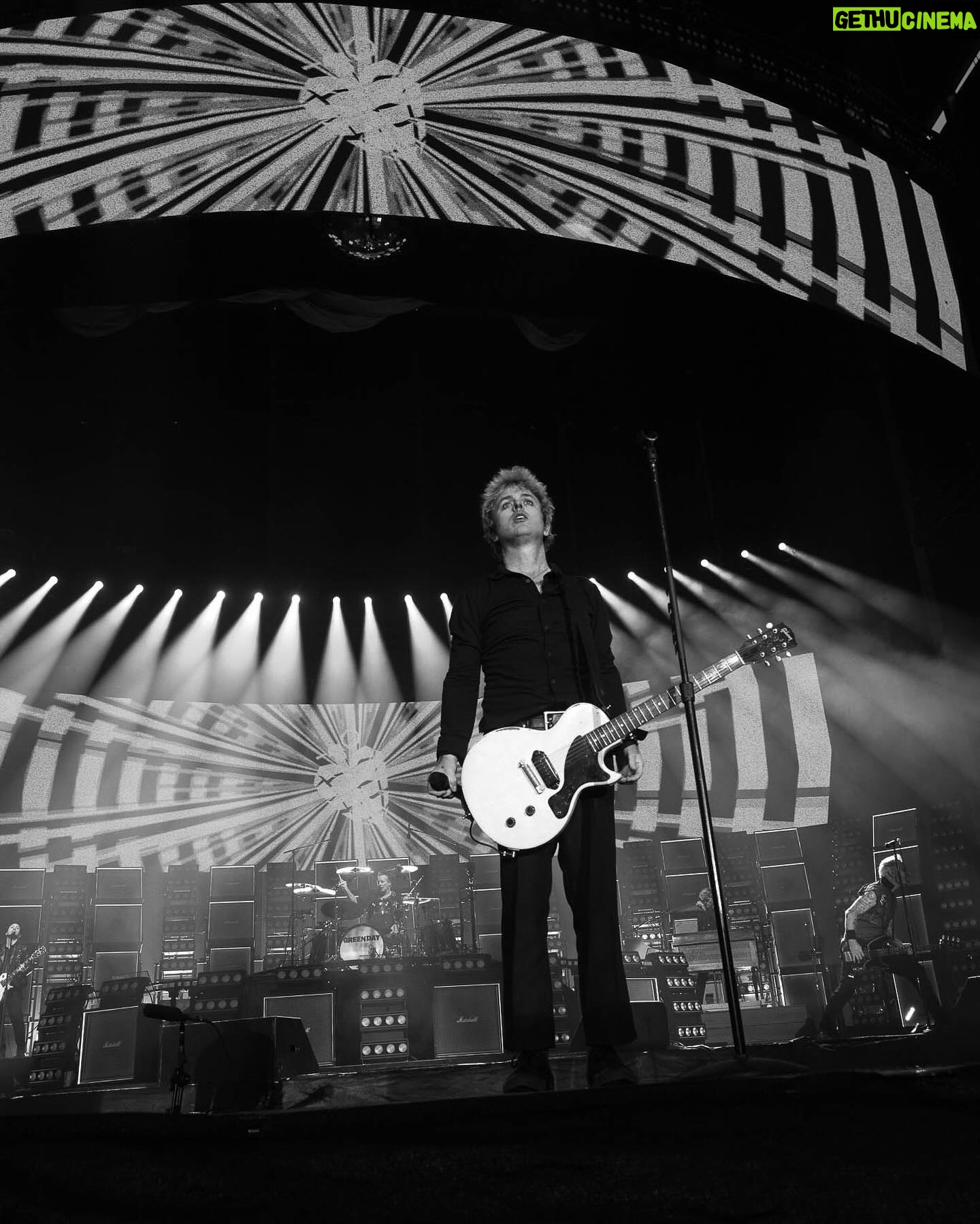 Billie Joe Armstrong - 96.5K Likes - Manchester!! What an incredible show.. England feels like home! 🏴🏴🏴🏴🏴🏴 🏴