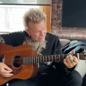 Billy Idol Instagram - Had a lovely afternoon in Vancouver with @bryanadams at his Powell Street building where he has his numerous studios plus here I am playing a 1958 Martin guitar once owned by #johnnycash amazing to think of all the songs  Johnny would’ve written on that guitar, incredible! Then I had a lovely walk back to the hotel in the rain -BFI