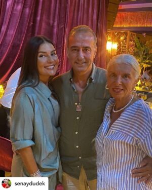 Binnaz Avcı Instagram - Posted @withregram • senaydudek Çok kıymetlidir çok!Yılların adı var!Birliktede çok  yollar katettik!Annesi de candır!15 günde bir ararım!Sevdiğim,saygı duyduğum,Sanat Dünyası’nın gerçekten çok başarılı bir karakter oyuncusudur sevgili Suzan Ablam(Avcı)!
Dün akşam 888’de ki Ergun’um (Yıldız)şahane bir yer yapmış!Hande Yener’deydik!Orada karşılaştık,Canım Binnaz’mla!!Mutluluğumu anlatamam!Çok ÖZLEMİŞİM!Sevgili eşinin,Murat’ın(Acar) da doğum günüymüş!Kuvvetlice sarıldım Binnaz’ma!Hayatında pek çok ilki gerçekleştirmiştim!
Sahneye çıkışını!İlk kitabının,benim can patronum Vedat(Bayrak) Alfa Yayınları ile anlaşmasını…Nadide bir çiçek gibidir!Rabbimden hiç üzülmesini istemem ve o kadar da iyi bir insanla evlendi ki; Allah ömür boyu mutluluklarını daim etsin!Sizleri çok seviyorum!Ve  nice nice yılların olsun sevgili Murat(Acar)!888’e sevgili can dostum Nilgün’üm(Belgün’mle)gittik!Yılların dostu ve eğlence dünyasının prenslerinden Ergun’mla (Yıldız)bu güzel yerin işletmesini yapıyor ama her güzellikle onun vizyonu var!Mönü dahil!O akşam bizi hiç yalnız bırakmadı,sağ olsun!İyikilerimdensin Ergun’m #senaydudekisiselblog🐞👍 #senaykafası🇹🇷 🧿 @binnazavci  @m_m_acar @nilgunbelgun @ergunyildiz @888privatebodrum @m_m_acar ❤️