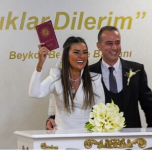 Binnaz Avcı Instagram - Yıllar geçiyor 🧿💙bizde saatler 7/24
Sevincimiz yan yana,kederimiz üzüntümüzde... en güzel kahkaları beraber attık seninle,en beterini gözyaşının...sınandık hastalıkta sağlıkta sözünle,belki bir acil odasında tartıştık ama sonunu kahkahaya bağladık "biz" işte hep bi başardık🧿🧿hayatın ne getireceği herkes için bir muamma...hatıralarımız ve "an"sadece sahip olduğumuz....Geçen yıllarımıza baktığımda gülümsüyorum... ve teşekkür ediyorum sabrımıza sevgimize...Bizim özel günümüz çok🙈bugün evlendiğimiz gün seninle @m_m_acar nicelerini görelim sağlıkla ve hep aşkla 💙🧿 #aşk