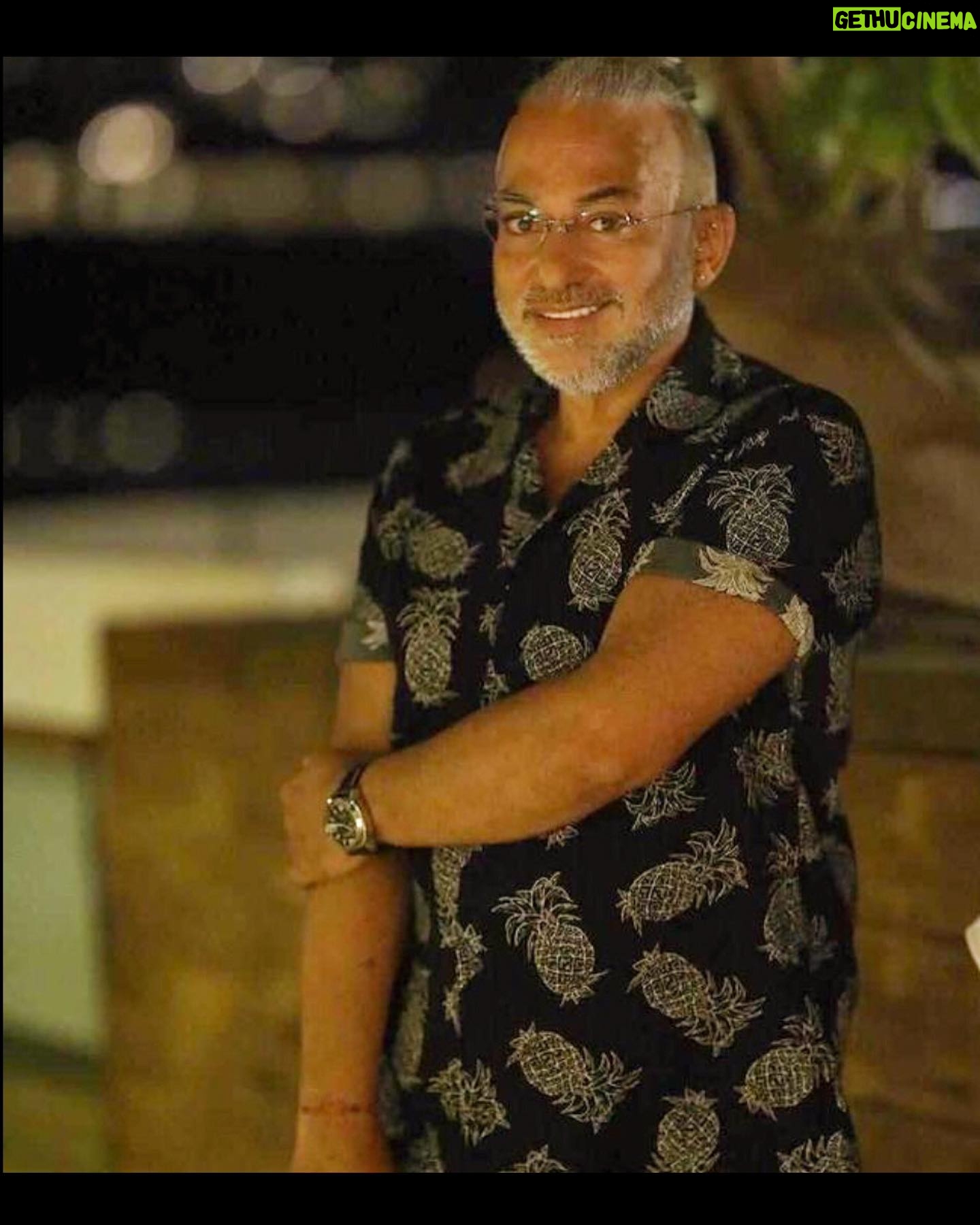 Binnaz Avcı - 455 Likes - Bir sürü kahkaha yarım kaldı hani seni arasam anlatsam gülsek,bir sürü sevinçli şey geldi başıma olanları anlattığımda senin gibi neşelenecek kimse bulamadım,bir sürü gözyaşım oldu çok aramak istedim seni biraz dinler,biraz azarlar ama sonunda rahatlatırdın içimi.Bir kaç yeni yer buldum yeni lezzetler keşfettiğim sana tattırmadıktan sonra hep lezzeti bi yarım kaldı..
2•seneye yaklaşıyor gidişin ben sen gittikten sonra çok ama çok şeyi sorgular oldum senin ardı sıra o kadar çok sevdiğimiz geldi ki yanına,sorgulamamak durup bakmamak imkansız oldu aslında.Unutulmadın ama alıştık sensiz yaşamaya..
Çok şey var aklımı kurcalayan hayatının en dingin,en mutlu zamanına geldi gidişin ve ben neden seninle ölümünden sadece ama sadece 15 gün önce “senin ne kadar kıymetli biri olduğunu anlatmaya çalışırken gelecekte ki cenazenden örnek verdim ki”
Şimdi uzun zaman sonra tam şu anda sesini duymak için whatsaap mesajlarına girdim numaran kapatılmış sesini kaybetmişim bilemedim..
Ne kadar çok şey oldu sen gittikten sonra tekrar karşılaştığımızda önce hangisi anlatılır bilemedim…Senin acının en yangın olduğu günlerde rüyama geldin,biz aslında seninle o gün vedalaştık bunu hep bildim,ben yine isyanlardaydım sana bir takım haksızlıklar anlattım durdum,dinledin beni büyük bir sakinlikle ve yüzünde ki o gülümsemeyle geldin sarıldın ve dedin ki ÜZÜLME BU DÜNYA BÖYLE…
Haklısın anane BU DÜNYA BÖYLE…Umarım gerçek DÜNYADA ruhunun hakettiği huzuru,mutluluğu bulmuşsundur,bizimkilerin hepsine selam söyle..
Bir pazar sabahı o çok sevdiğin Bodrum’dan büyük özlemle…. #tunçkökkaya @tunckokkaya